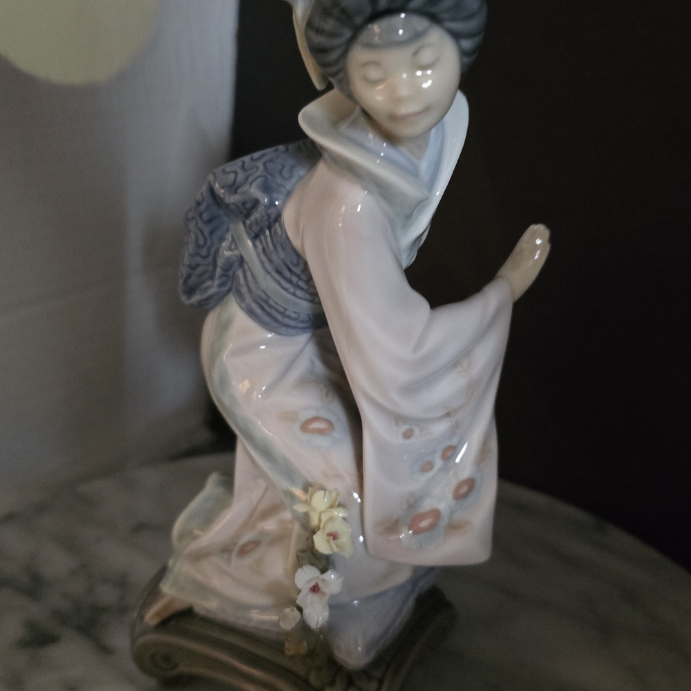 LIadro "Kiyoko" Elegant Porcelain Geisha Figurine
